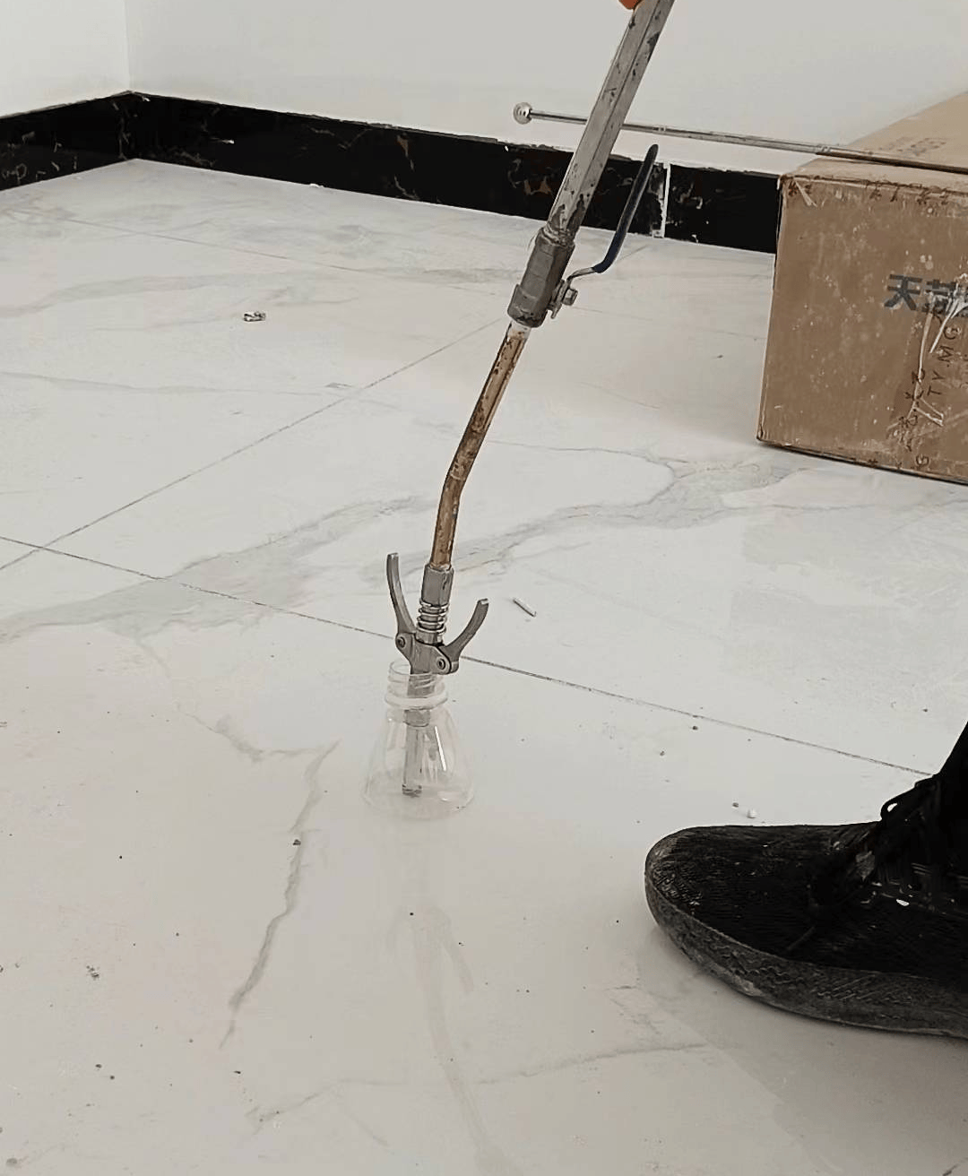 瓷砖空鼓灌胶水过程(瓷砖空鼓地面如何注入灌浆料)